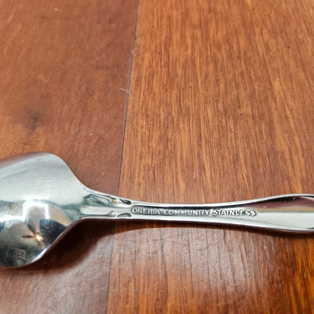 Oneida type spoon
